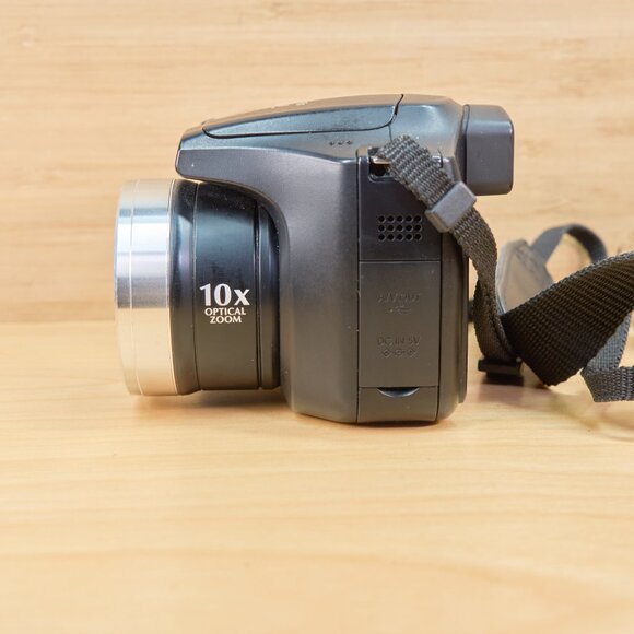 Fujifilm Finepix S700 7.1MP Digital Camera with 10x Optical Zoom - Picture 3 of 8